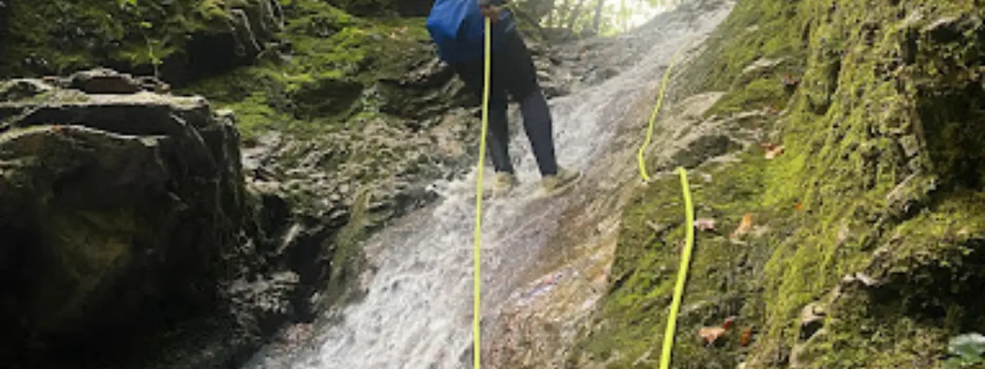 Barranquismo acuático en el barranco Vallegón de nivel II (medio) desde Arriondas, Asturias