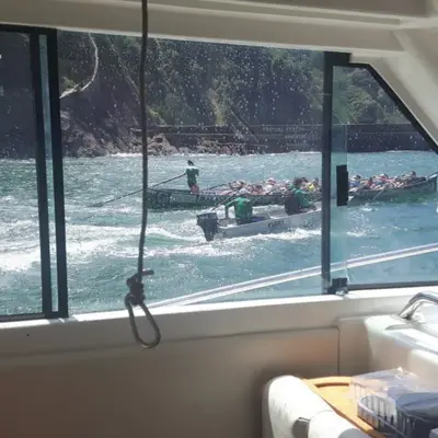 Regatas Bandera de la Concha en barco en San Sebastián, Guipuzcoa