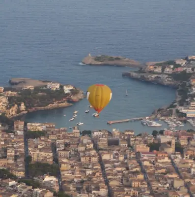 Vuelo en globo privado con cena gourmet en Mallorca