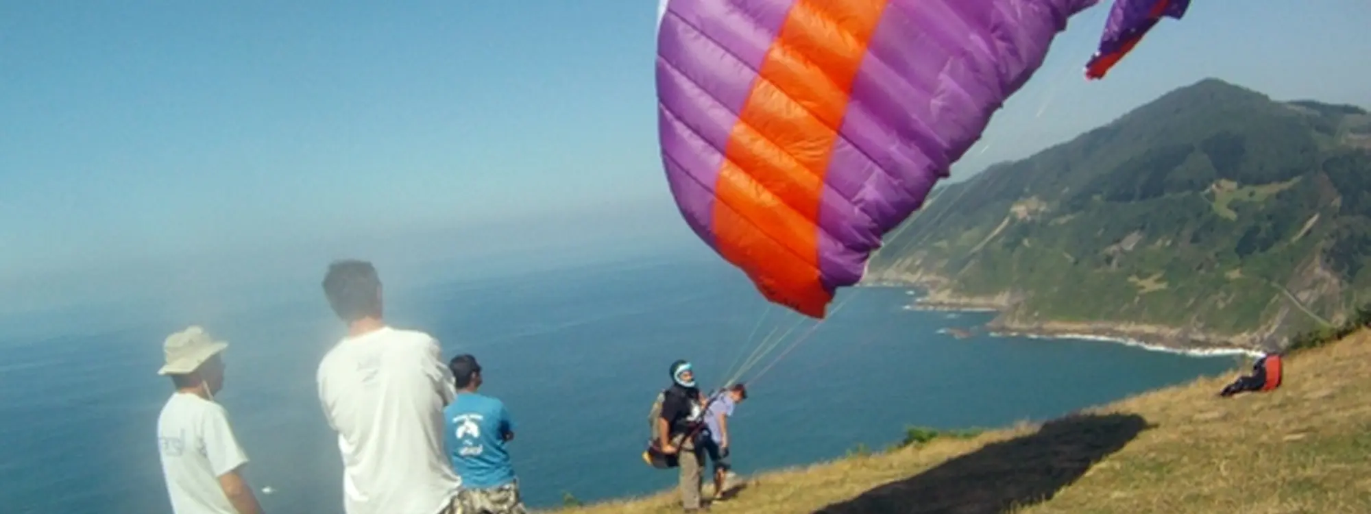 Vuelo avanzado en parapente en Orio con acrobacias y toma de mandos