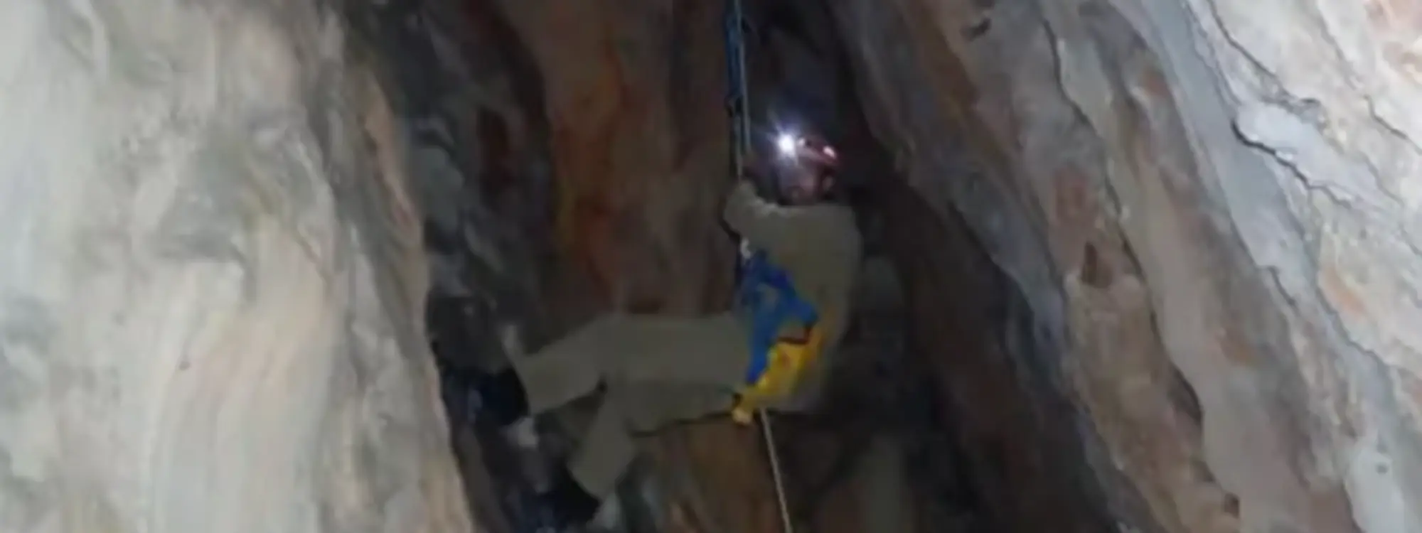 Espeleología avanzada en la Cueva de los Pericos en Confrides