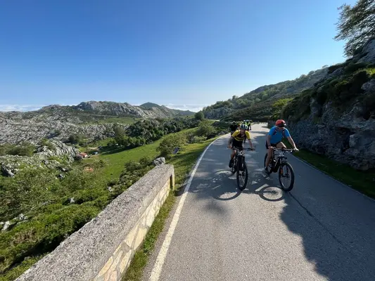 Ruta en bicicleta eléctrica desde Benia de Onís a los Lagos de Covadonga en Asturias
