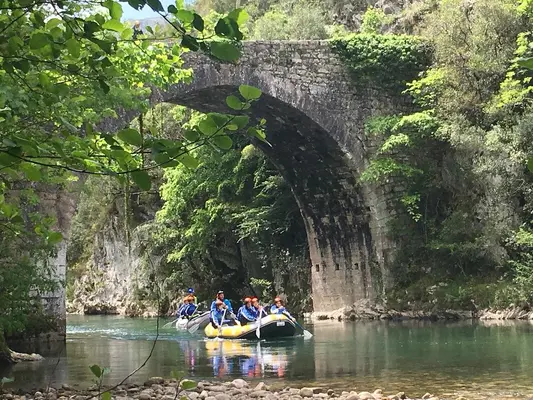 Rafting de aguas bravas en el río Sella desde Arriondas, Asturias
