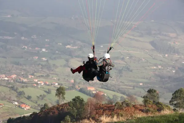 Vuelo en parapente biplaza desde el Pico del Sol en Gijón