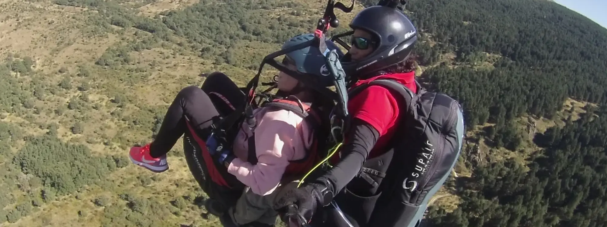 Bautismo de vuelo en parapente en Somosierra sobre el Valle del Lozoya