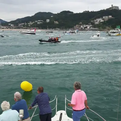 Regatas Bandera de la Concha en barco en San Sebastián, Guipuzcoa