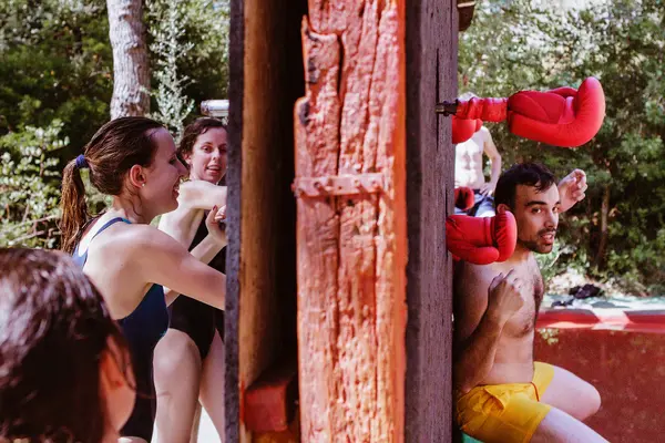 Humor amarillo acuático de verano en Estivella