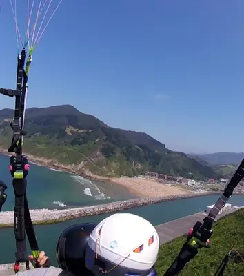 Vuelo avanzado en parapente en Orio con acrobacias y toma de mandos