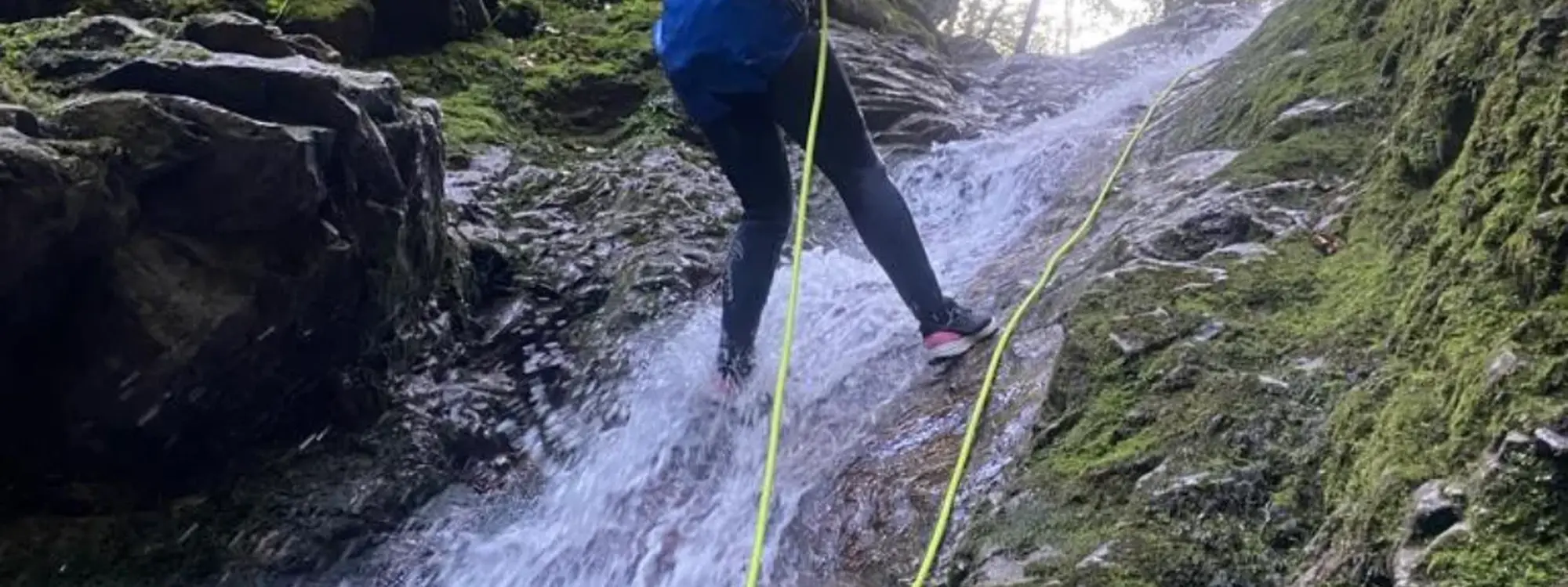 Barranquismo acuático en el barranco Vallegón de nivel II (medio) desde Arriondas, Asturias