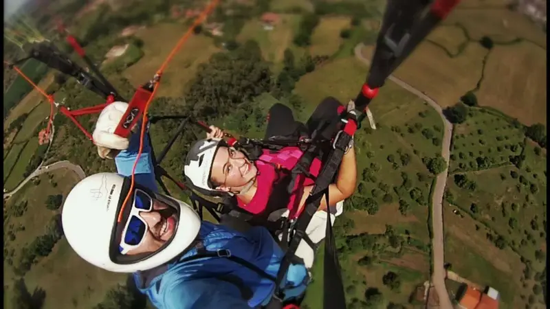 Vuelo en parapente biplaza desde el Pico del Sol en Gijón