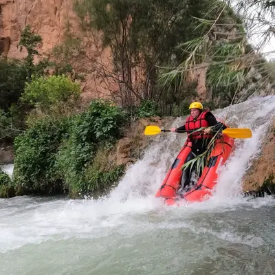 Descenso en kayak por las aguas bravas del río Mijares en Montanejos, Castellón
