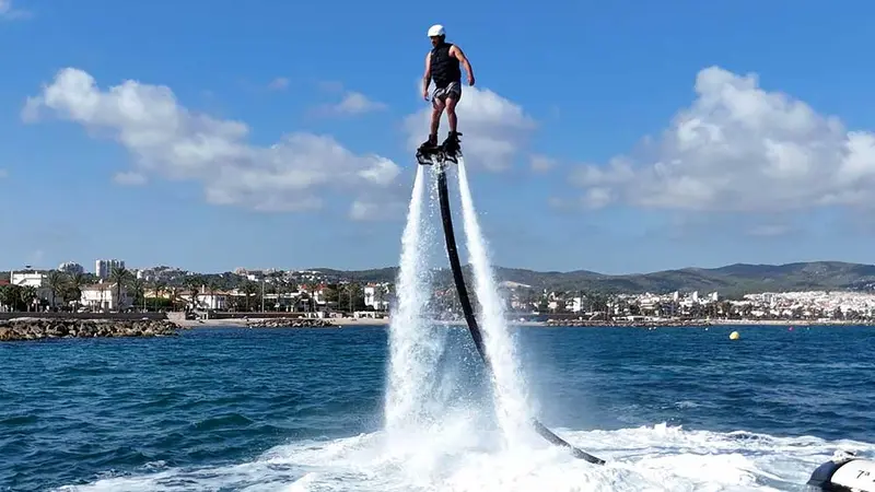 Experiencia Flyboard Sitges: Adrenalina en el agua - 1 hora