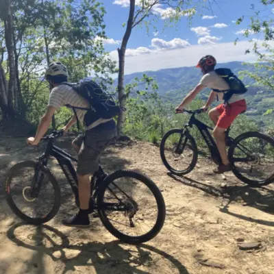 Ruta guiada privada en bicicleta eléctrica de montaña (e-MTB) por la Costa Vasca con recogida en alojamiento