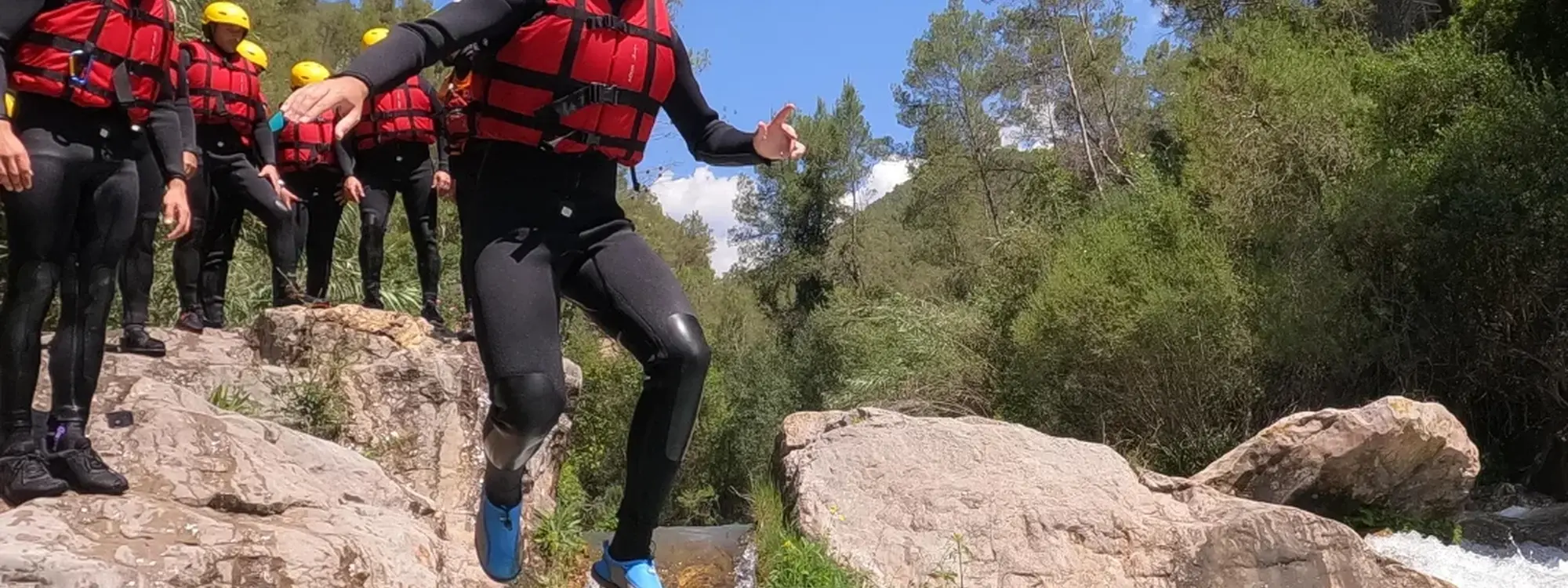 Descenso de aguas bravas por el río Mijares con tu propio cuerpo desde Montanejos, Castellón