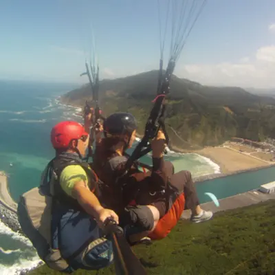 Vuelo premium en parapente en Orio con traslados, pintxo y reportaje incluido