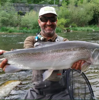 Media jornada de pesca guiada con mosca en río en Guipúzcoa