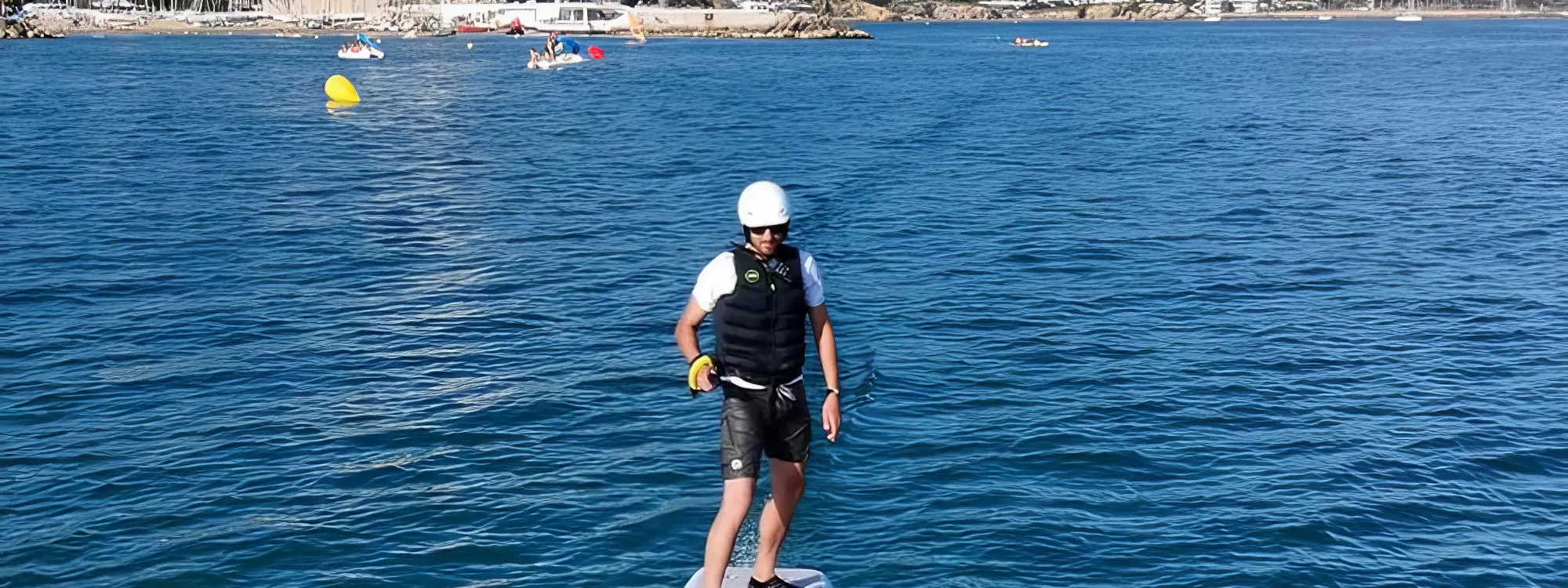 Aventura en e-foil con instrucción en Sitges