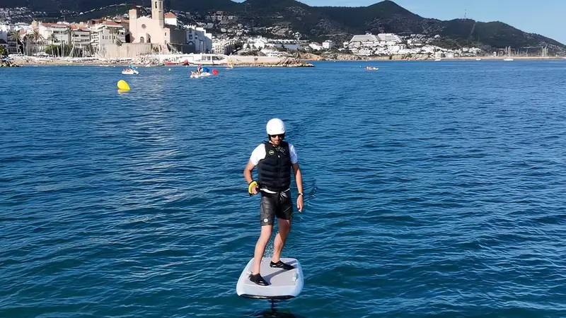 Aventura en e-foil con instrucción en Sitges