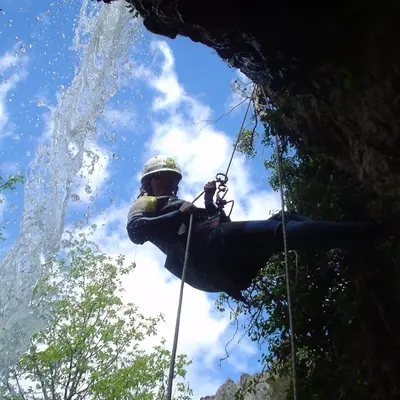 Barranquismo acuático en el barranco Vivoli de nivel medio-alto desde Arriondas, Asturias