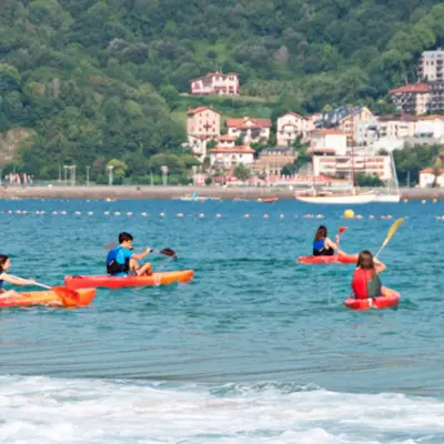 Alquiler de kayak en la Playa de la Concha en San Sebastián, Guipúzcoa