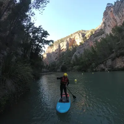 Travesía en Paddlesurf por las aguas del Embalse de Arenoso desde Montanejos, Castellón