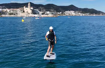 Aventura en e-foil con instrucción en Sitges