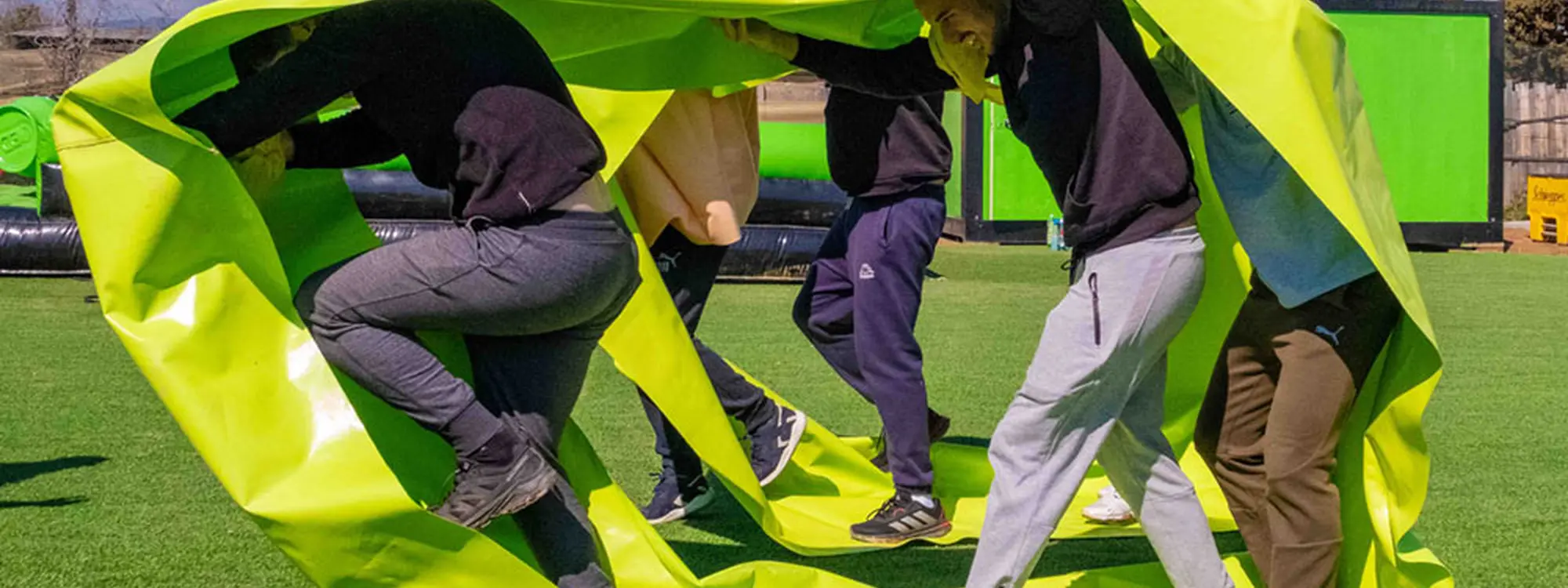 Pack de humor amarillo + fútbol burbuja en La Canonja