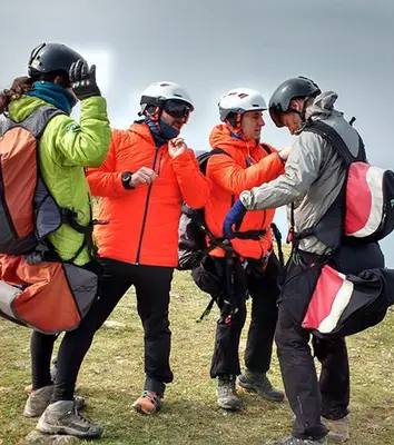 Vuelo avanzado en parapente en Orio con acrobacias y toma de mandos
