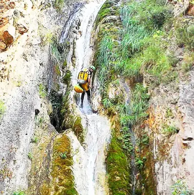 Barranquismo acuático nivel técnico en el Barranco de Otonel en Valencia