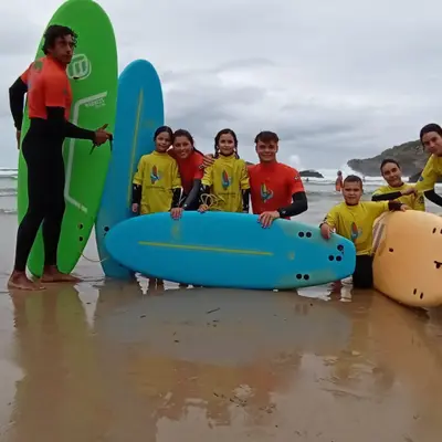 Clase de surf de 1 hora para niños en Llanes