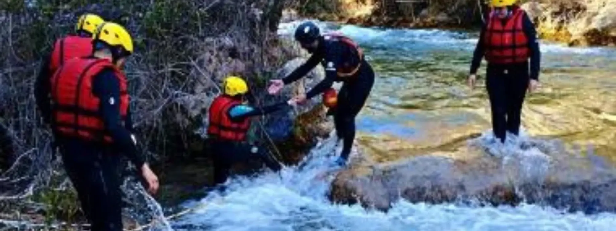 Descenso de aguas bravas por el río Mijares con tu propio cuerpo desde Montanejos, Castellón
