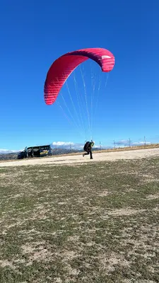 Vuelo en parapente por el Valle del Tiétar y la Sierra de Gredos desde Pedro Bernardo