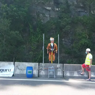 Salto de Puenting desde el Puente de Atxaspi en Vizcaya
