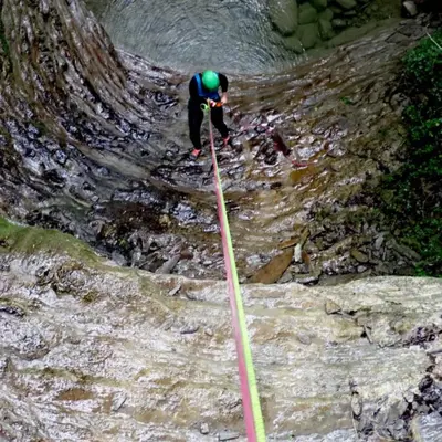Barranquismo acuático en el barranco de Agiñaga en Agíñiga, Álava