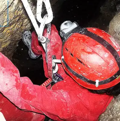 Espeleología avanzada en la Cueva de los Pericos en Confrides