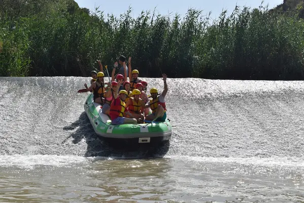 Rafting en el río Segura con paella, bebida y postre en un restaurante a orillas del río