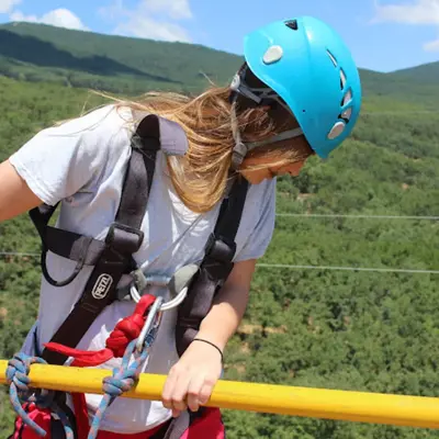 Salto de Puenting de 30 metros de altura desde el puente de Buitrago del Lozoya, Madrid