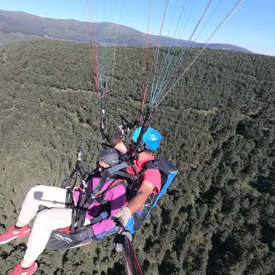 Bautismo de vuelo en parapente en Somosierra sobre el Valle del Lozoya