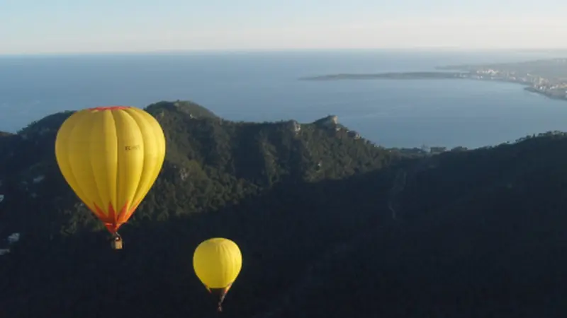 Vuelo en globo privado con cena gourmet en Mallorca