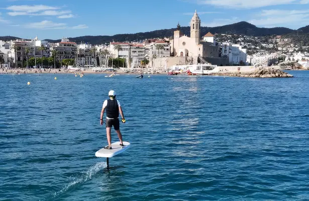 Aventura en e-foil con instrucción en Sitges