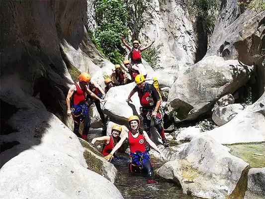 Barranquismo acuático nivel iniciación en el Barranco de Bolulla desde Bolulla