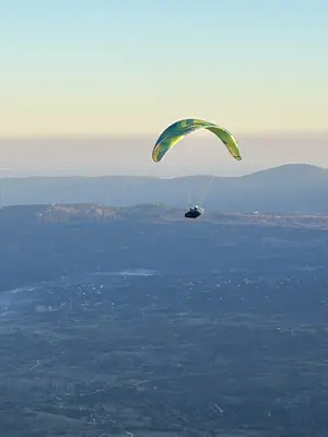 Vuelo en parapente por el Valle del Tiétar y la Sierra de Gredos desde Pedro Bernardo