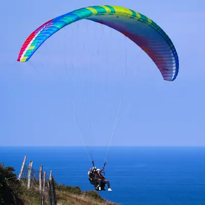 Parapente biplaza en Gijón con vistas a la costa asturiana