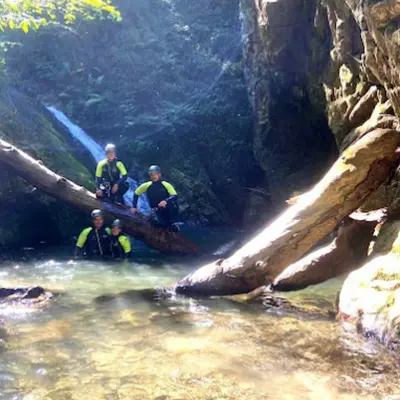 Barranquismo acuático en el barranco Vallegón de nivel II (medio) desde Arriondas, Asturias