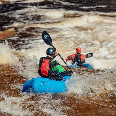 Descenso en kayak por las aguas bravas del río Mijares en Montanejos, Castellón