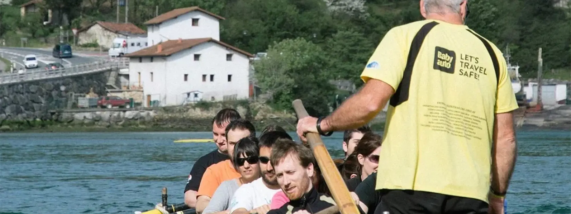 Remo tradicional vasco en trainera por el río Oria desde Orio, Guipúzcoa