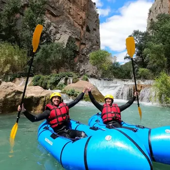 Descenso en kayak por las aguas bravas del río Mijares en Montanejos, Castellón