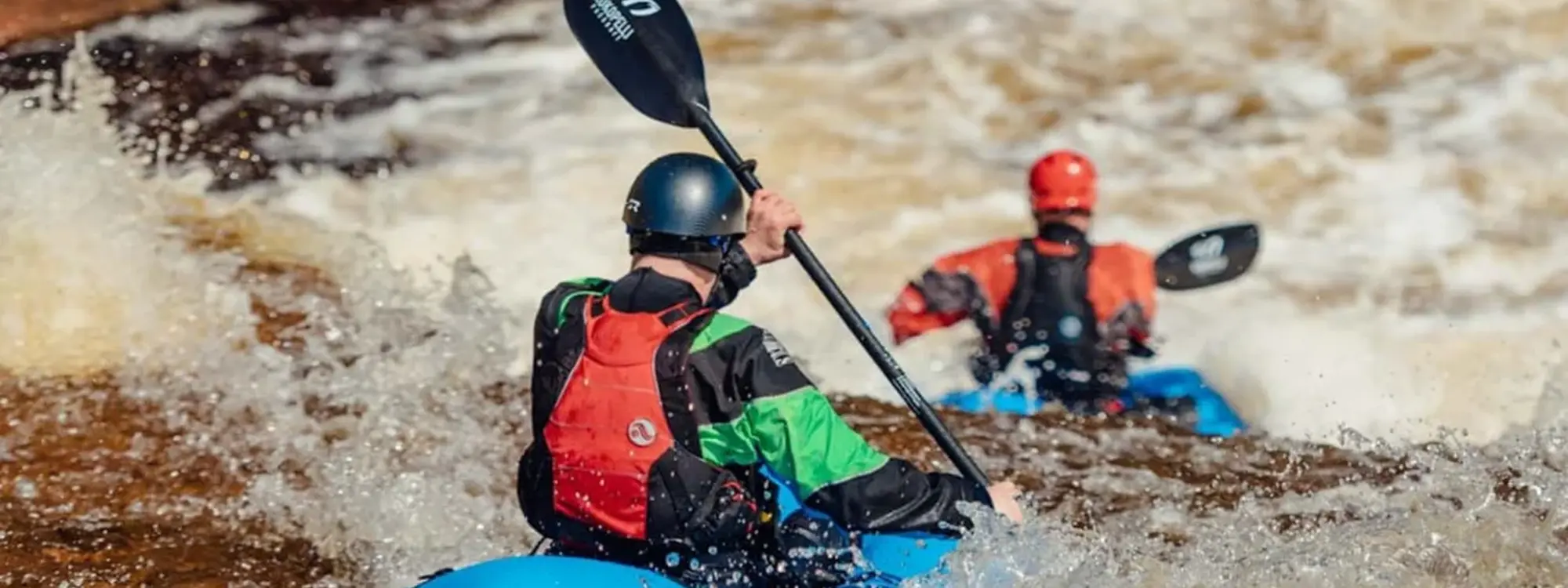 Descenso en kayak por las aguas bravas del río Mijares en Montanejos, Castellón
