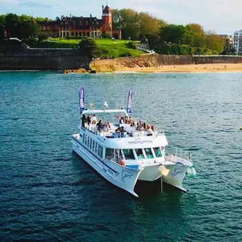Alquiler privado de catamarán por horas en el Puerto de San Sebastián