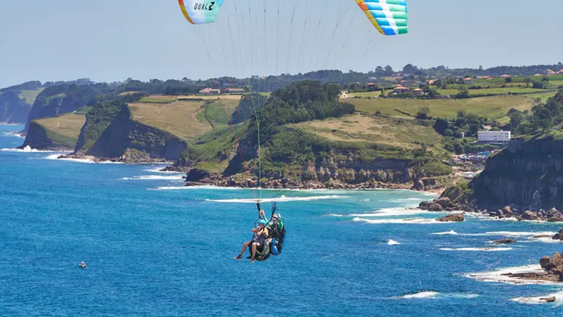 Parapente biplaza en Gijón con vistas a la costa asturiana
